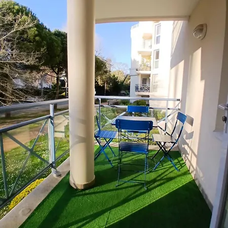 Avec Piscines Et Jardin Proche Appartement