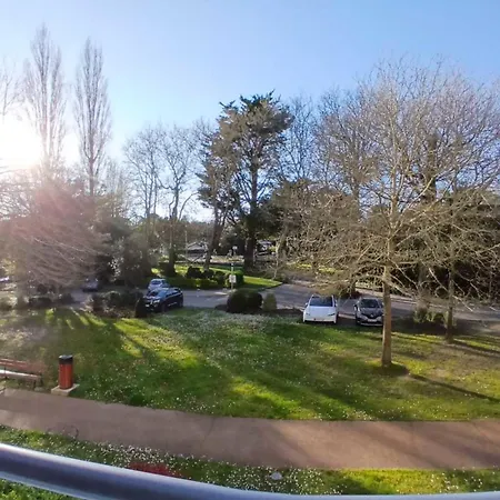 Avec Piscines Et Jardin Proche Appartement *